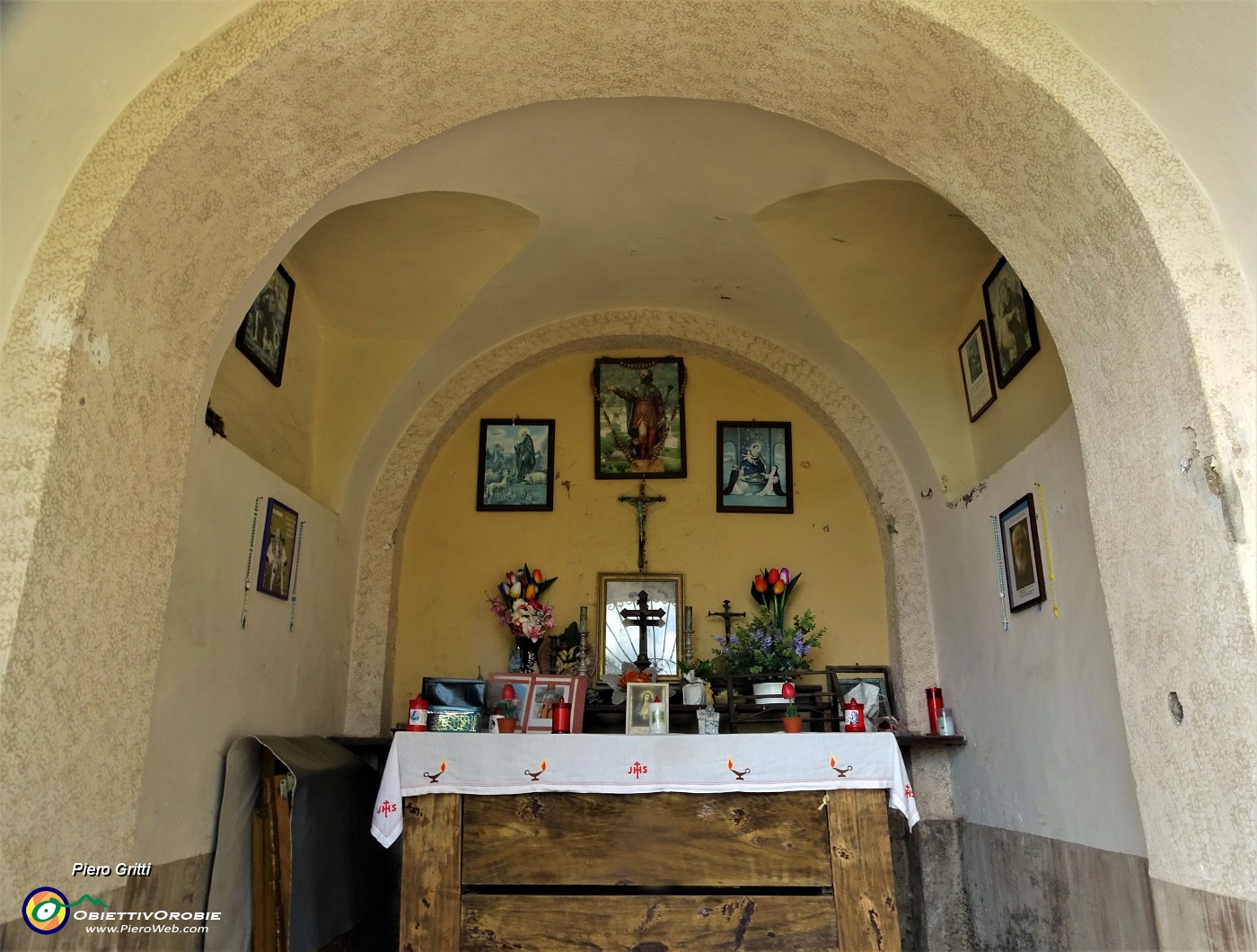 81 Alla santella di San Rocco, dedicata alla Madonna.JPG -                                